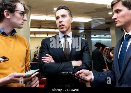 Washington, Stati Uniti. 14 dicembre 2023. Il senatore degli Stati Uniti Josh Hawley (R-MO) parla con i giornalisti del Campidoglio. Credito: SOPA Images Limited/Alamy Live News Foto Stock