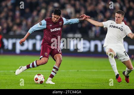 Edson Alvarez del West Ham United segna il secondo gol della squadra durante la partita del West Ham United FC vs SC Friburgo UEFA Europa League gruppo A al London Stadium, Londra, Inghilterra, Regno Unito il 14 dicembre 2023 Credit: Every Second Media/Alamy Live News Foto Stock