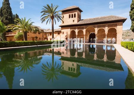 Ammira il portico di El Palacio del Partal o Palazzo Partal che si riflette nella piscina di pesci rossi. Città vecchia di Albaicin, castello dell'Alhambra, Andalusia, Spagna. Foto Stock