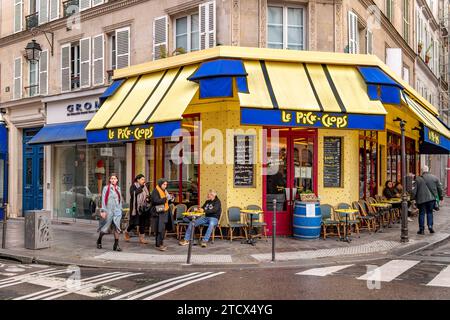 Persone sedute fuori da le Pick Clops, un bar, un caffè nella zona Marais di Parigi, Francia Foto Stock