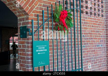 La corona di Natale adorna l'ingresso al Charleston Visitor Reception and Transportation Center della storica Charleston South Carolina — novembre 2023 Foto Stock