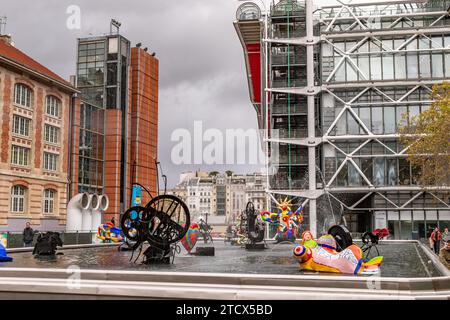 Sculture stravaganti alla Fontana di Stravinsky accanto al Centre Pompidou a Parigi, Francia Foto Stock