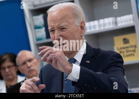 Bethesda, Stati Uniti. 14 dicembre 2023. Il presidente degli Stati Uniti Joe Biden fa osservazioni sugli sforzi della sua amministrazione per ridurre i costi dei farmaci prescritti al National Institutes of Health, Bethesda, Maryland, 14 dicembre 2023. Credito: Chris Kleponis/Pool tramite CNP credito: Abaca Press/Alamy Live News Foto Stock