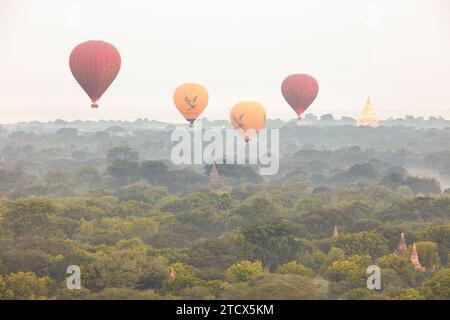 Mongolfiere all'alba sopra i templi della Valle di Bagan, Myanmar. Foto Stock