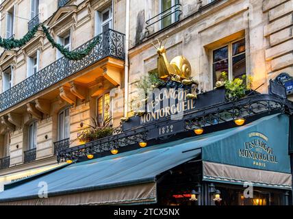 Una grande lumaca dorata sopra l'entrata dell'Escargot Montorgueil , classico ed elegante ristorante francese in Rue Montorgueil a Parigi , Francia Foto Stock