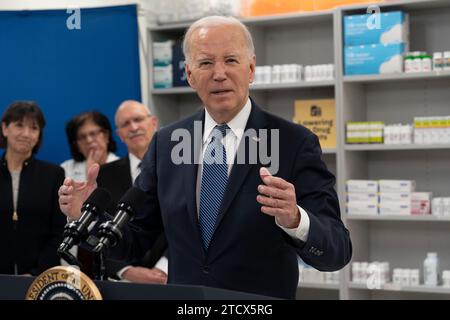 Bethesda, Stati Uniti d'America. 14 dicembre 2023. Il presidente degli Stati Uniti Joe Biden fa osservazioni sugli sforzi della sua amministrazione per ridurre i costi dei farmaci prescritti al National Institutes of Health, Bethesda, Maryland, 14 dicembre 2023. Credito: Chris Kleponis/Pool/Sipa USA credito: SIPA USA/Alamy Live News Foto Stock