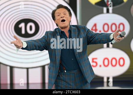 Roma, Italia. 7 dicembre 2023. Massimo Ranieri esegue lo speciale Rai Rischiatutto 70 per i 70 anni di radio e televisione italiana presso gli studi Fabrizio Frizzi. (Foto di Mario Cartelli/SOPA Images/Sipa USA) credito: SIPA USA/Alamy Live News Foto Stock