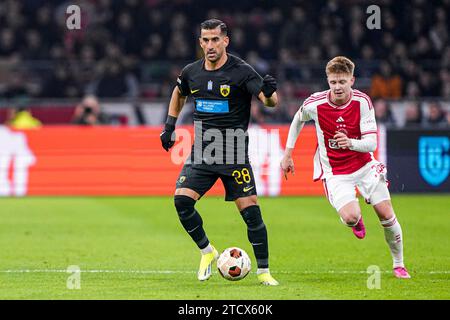 Amsterdam, Paesi Bassi. 14 dicembre 2023. AMSTERDAM, PAESI BASSI - 14 DICEMBRE: Ehsan Haji Safi dell'AEK Athens dribbling durante la partita del gruppo B di UEFA Europa League 2023/24 tra Ajax e AEK Atene alla Johan Cruijff Arena il 14 dicembre 2023 ad Amsterdam, Paesi Bassi. (Foto di Andre Weening/Orange Pictures) credito: Orange Pics BV/Alamy Live News Foto Stock