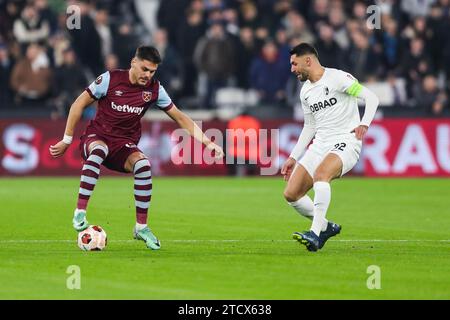 Konstantinos Mavropanos del West Ham United si batte per il pallone contro il Roland Sallai del SC Freiburg durante la partita del West Ham United FC vs SC Freiburg UEFA Europa League gruppo A al London Stadium, Londra, Inghilterra, Regno Unito il 14 dicembre 2023 Credit: Every Second Media/Alamy Live News Foto Stock