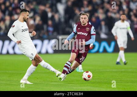 Jarrod Bowen del West Ham United si batte per il pallone contro il Roland Sallai del SC Freiburg durante la partita del West Ham United FC vs SC Freiburg UEFA Europa League gruppo A al London Stadium, Londra, Inghilterra, Regno Unito il 14 dicembre 2023 Credit: Every Second Media/Alamy Live News Foto Stock