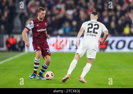 Tomas Soucek del West Ham United sente la pressione del Roland Sallai del SC Freiburg durante la partita del West Ham United FC vs SC Freiburg UEFA Europa League gruppo A al London Stadium, Londra, Inghilterra, Regno Unito il 14 dicembre 2023 Credit: Every Second Media/Alamy Live News Foto Stock