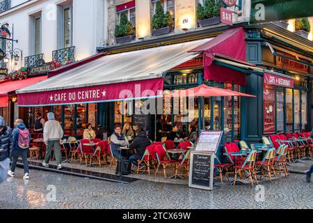 Persone sedute sulla terrazza all'aperto al Café du centre, un ristorante francese, caffetteria in Rue Montorgueil, Parigi, Francia Foto Stock