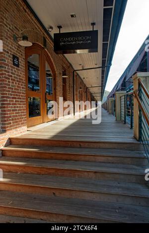 Charleston Visitor Reception and Transportation Center Boardwalk, ospitato nel Deans Warehouse 1856, presso il deposito ferroviario di Charleston SC - novembre 2023 Foto Stock