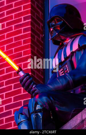 Darth Fisher scultura illuminata di Streetart Frankey in mostra al festival GLOW 2023 della DC. Foto Stock