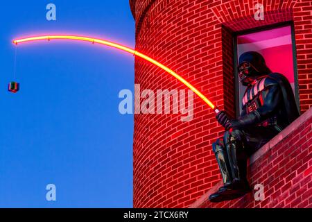 Darth Fisher scultura illuminata di Streetart Frankey in mostra al festival GLOW 2023 della DC. Foto Stock