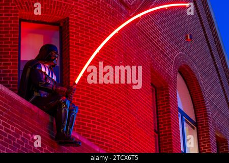 Darth Fisher scultura illuminata di Streetart Frankey in mostra al festival GLOW 2023 della DC. Foto Stock