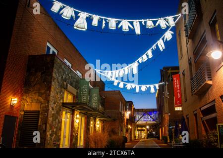 Installazione artistica illuminata Neighborhood di Sergey Kim in mostra a Washington, DC durante il BAGLIORE DI Georgetown del 2023. Foto Stock