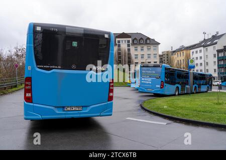 Parcheggio autobus, durante le pause, sopra la stazione centrale degli autobus, autobus WSW, presso la stazione ferroviaria principale, Wuppertal, NRW, Germania Foto Stock