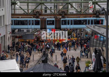 Alla stazione ferroviaria principale, via alte Freiheit, zona pedonale completa, ferrovia sospesa, Wuppertal, NRW, Germania Foto Stock