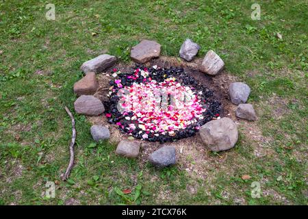 Offerte indigene simboliche offerte durante la celebrazione della giornata Nazionale degli indigeni presso il Giardino Botanico di Montreal. Montreal, Quebec, Canada Foto Stock