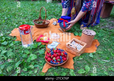 Offerte indigene simboliche offerte durante la celebrazione della giornata Nazionale degli indigeni presso il Giardino Botanico di Montreal. Montreal, Quebec, Canada Foto Stock