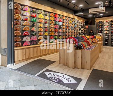 Una serie di vibranti fan decorativi presentati in un moderno negozio di accessori Aire Arte a Siviglia, Spagna. Foto Stock