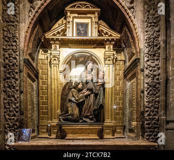 Un gruppo scultoreo mostra la Vergine Maria che allatta suo figlio, mentre Gesù guarda indietro lo spettatore. Esposto nella cattedrale di Siviglia, in Spagna. Foto Stock