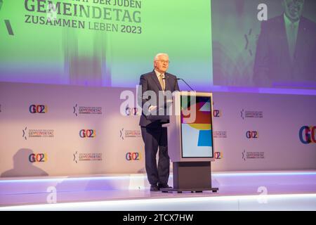 Berlino, Germania. 14 dicembre 2023. Il 14 dicembre 2023, il presidente tedesco Frank-Walter Steinmeier e l'ambasciatore israeliano Ron Prosor si sono uniti contro l'antisemitismo. Steinmeier ha tenuto un discorso avvincente alla giornata della Comunità ebraica a Berlino, condannando fermamente i recenti atti di antisemitismo in Germania. Assicurò alla comunità ebraica il suo sostegno incondizionato, sottolineando che la Germania sarebbe rimasta una casa per gli ebrei e che qualsiasi forma di antisemitismo sarebbe stata combattuta vigorosamente. Le osservazioni di Steinmeier arrivano sulla scia di un preoccupante aumento degli incidenti antisemiti, tra cui molestie e attesami Foto Stock