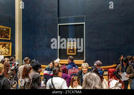 Folle di persone che circondano la Monna Lisa, un dipinto di Leonardo da Vinci, la mostra più popolare al Museo del Louvre di Parigi, in Francia Foto Stock