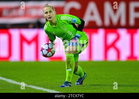 Regina VAN EIJK (portiere, Ajax, 1) AM Ball, Freisteller, Ganzkörper, Einzelbild, Aktion, Action, 14.12.2023, München (Deutschland), Fussball, UEFA Womens Champions League, Gruppe C, FC Bayern München - Ajax Amsterdam Credit: dpa picture Alliance/Alamy Live News Foto Stock