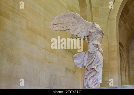 La Vittoria alata di Samotracia, una delle statue più famose al Louvre, abbellisce la cima della monumentale scalinata Daru , Parigi, Francia Foto Stock