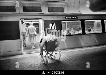 Strutture della metropolitana per disabili, Washington, D.C., USA, Thomas J. o'Halloran, U.S. News & World Report Magazine Photography Collection, 5 agosto 1977 Foto Stock