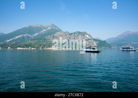 Lago di Como Italia - 8 maggio 2011; traghetti sul lago di Como e vista sulle montagne circostanti. Foto Stock