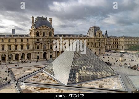 La piramide del Louvre è una grande struttura in vetro e metallo della piramide e funge da ingresso principale al Museo del Louvre di Parigi, in Francia Foto Stock