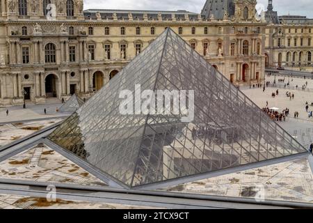 La piramide del Louvre è una grande struttura in vetro e metallo della piramide e funge da ingresso principale al Museo del Louvre di Parigi, in Francia Foto Stock