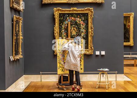 Un'artista donna che copia un dipinto in una galleria all'interno del Museo del Louvre a Parigi, in Francia Foto Stock