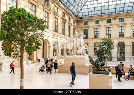 Sculture nel cortile con tetto in vetro conosciuto come Cour Marly nell'ala Richelieu del museo del Louvre, Paris, Fance Foto Stock