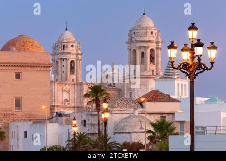 Vista delle cupole e delle torri della Cattedrale di Santa Croce sul terrapieno della città la mattina presto. Cadice. Spagna. Andalusia. Foto Stock