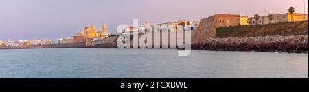 Vista panoramica della costa e della Cattedrale di Santa Croce sul lungofiume della città di prima mattina. Cadice. Spagna. Andalusia. Foto Stock