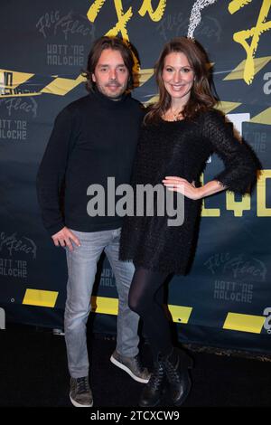 Mara BERGMANN, Moderatorin, mit Partner Alexander Alex HOFFMANN, Roter Teppich, Red Carpet Show, Ankunft, arrivo, Premiere der Show , watt ne maloche, von Zirkus Flic Flac a Duisburg, Zirkus Flic Flac am alten Gueterbahnhof a Duisburg, 14.12.2023, *** Mara BERGMANN, presentatore, con il partner Alexander Alex HOFFMANN, Red carpet, Red carpet show, arrivo, prima dello spettacolo , watt ne maloche, di Zirkus Flic Flac a Duisburg, Zirkus Flic Flac am alten Gueterbahnhof a Duisburg, 14 12 2023, Foto Stock