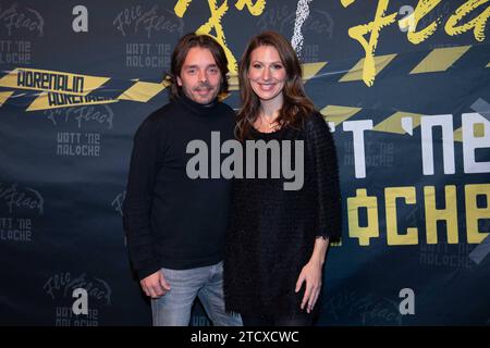 Mara BERGMANN, Moderatorin, mit Partner Alexander Alex HOFFMANN, Roter Teppich, Red Carpet Show, Ankunft, arrivo, Premiere der Show , watt ne maloche, von Zirkus Flic Flac a Duisburg, Zirkus Flic Flac am alten Gueterbahnhof a Duisburg, 14.12.2023, *** Mara BERGMANN, presentatore, con il partner Alexander Alex HOFFMANN, Red carpet, Red carpet show, arrivo, prima dello spettacolo , watt ne maloche, di Zirkus Flic Flac a Duisburg, Zirkus Flic Flac am alten Gueterbahnhof a Duisburg, 14 12 2023, Foto Stock
