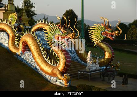 La scala con drago e statua di Guan Yin Bodhisattva al Phop Chok ThamaChedi Phra Maha Chedi al tempio Wat Huay Pla Kang a Chiang Rai, Thailandia. Foto Stock