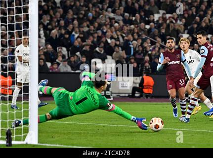 Londra, Regno Unito. 14 dicembre 2023. Ritsu Dōan (SC Freiburg, 2° a destra) guarda come il suo tiro viene salvato da Lukasz Fabianski (West Ham, portiere) durante il West Ham vs SC Freiburg UEFA Europa League, gruppo A, partita allo Stadio di Londra Stratford. Crediti: MARTIN DALTON/Alamy Live News Foto Stock