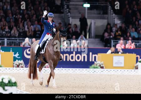 Charlotte Dujardin di Gran Bretagna con Imhotep gareggia durante la FEI Dressage World Cup Freestyle al London International Horse Show il 14 dicembre 2023, London Excel Centre, Regno Unito (foto di Maxime David - MXIMD Pictures) Foto Stock