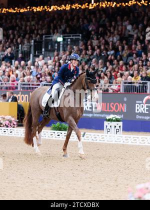 Charlotte Dujardin di Gran Bretagna con Imhotep gareggia durante la FEI Dressage World Cup Freestyle al London International Horse Show il 14 dicembre 2023, London Excel Centre, Regno Unito (foto di Maxime David - MXIMD Pictures) Foto Stock