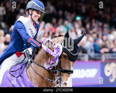 Charlotte Dujardin di Gran Bretagna con Imhotep vincitrice della FEI Dressage World Cup Freestyle al London International Horse Show il 15 dicembre 2023, London Excel Centre, Regno Unito (foto di Maxime David - MXIMD Pictures) Foto Stock