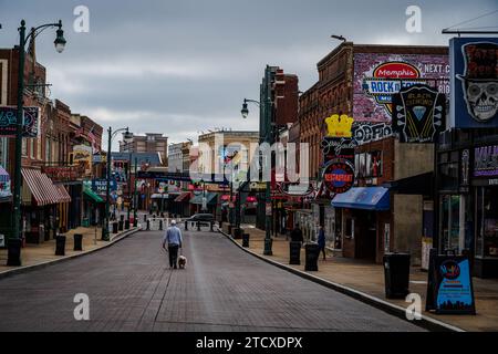 Memphis, Tennessee, 3 dicembre 2023. Foto di un uomo che cammina lungo Beale Street in una domenica mattina molto tranquilla. Foto Stock