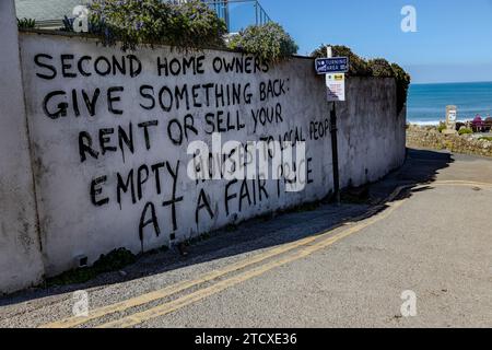 La sospettata seconda casa a St Agnes è presa di mira in mezzo alla crisi delle case della Cornovaglia con graffiti Foto Stock