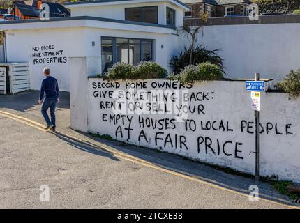 La sospettata seconda casa a St Agnes è presa di mira in mezzo alla crisi delle case della Cornovaglia con graffiti Foto Stock