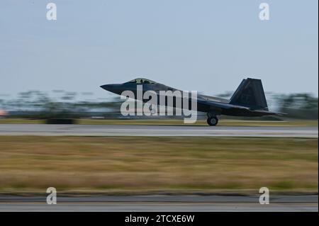 Un F-22 Raptor della Langley Air Force base, Virginia, decolla per condurre uno scenario durante la Checkered Flag 24-1 a Tyndall Air Force base, Florida, 1 novembre 2023. Checkered Flag è un'esercitazione aerea di grandi forze tenuta presso la Tyndall Air Force base che promuove la prontezza e l'interoperabilità attraverso l'incorporazione di aerei di quarta e quinta generazione durante l'addestramento di combattimento aria-aria. (Foto U.S. Air Force del sergente dello staff Jake Carter) Foto Stock